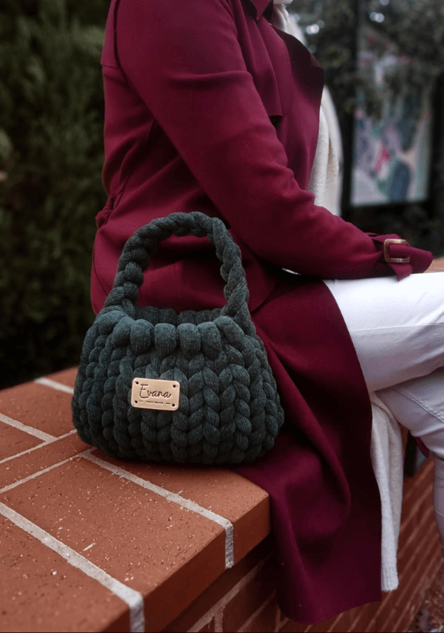 Émeraude - petite bourse avec anse - logo en cuir